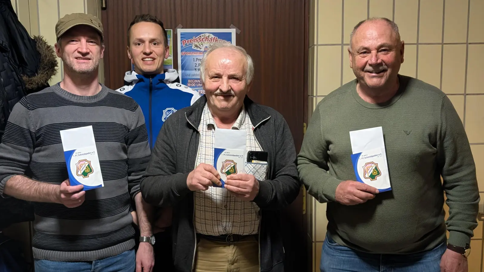 Die Gewinner des Preisschafkopfs 2026 des 1. FC Schmidgaden, von links: Manuel Rom, Hans Kräckl und Helmut Wettinger, zusammen mit dem FC-Vertreter Martin Bauer.  (Bild: Michael Probst)
