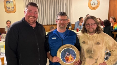 Von links: Mitorganisator Thomas Schneider, Scheibengewinner Stephan Nold, Sportleiter Michael Zeitler. (Bild: Johanna Sperber)