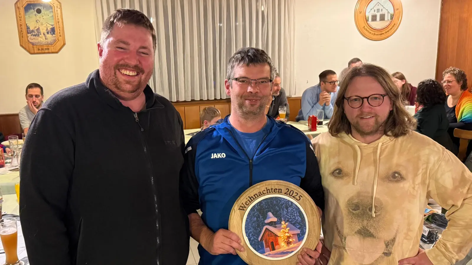 Von links: Mitorganisator Thomas Schneider, Scheibengewinner Stephan Nold, Sportleiter Michael Zeitler. (Bild: Johanna Sperber)