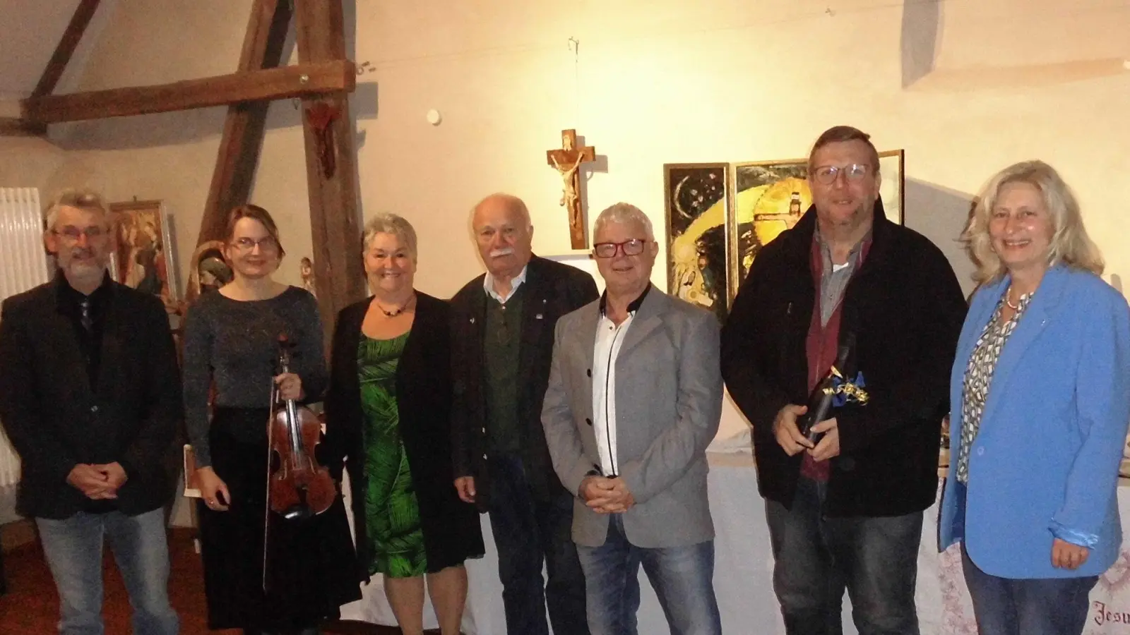 Das Foto zeigt von links nach rechts: Stadtpfarrer Helmut Brügel, Ulrike Straub, Ingrid Müller, Jürgen Hartmann, „Bebbo” Schuller, Pfarrer Markus Meier, 2. Bürgermeisterin Elisabeth Kraus. (Bild: Josef Schuller)