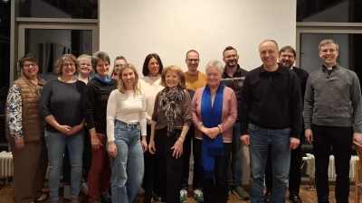 H. H. Stadtpfarrer Kopp und GR Claudia Stöckl mit den gewählten Mitgliedern des Pfarrgemeinderats (Bild: Lara Grünitz)