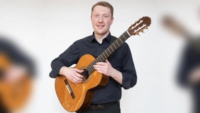 Der ehemalige Domspatz, Gitarrist und Sänger Peter Ermer begeisterte in der Josefskirche. (Bild: Joel Kimmich)