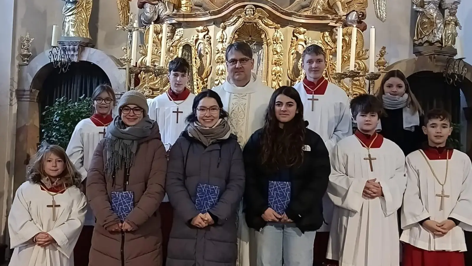 Verabschiedung der Ministrantinnen (vorne v. l.: Theresia Dill, Anna Dill, Louisa Teubner. (Bild: Josef Siller)