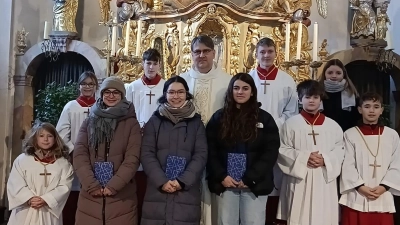 Verabschiedung der Ministrantinnen (vorne v. l.: Theresia Dill, Anna Dill, Louisa Teubner. (Bild: Josef Siller)