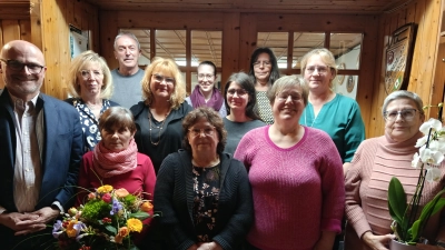 Die neue Vorstandschaft mit den Geehrten und Bürgermeister Max Beer. (Bild: Tanja Schlehuber)