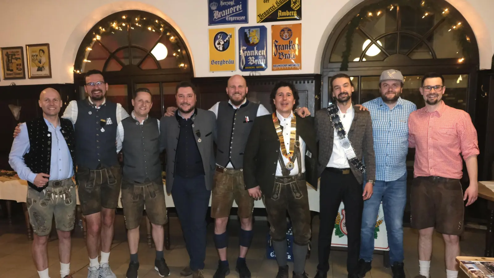 Die Führungsmannschaft 2025/26 von Round Table Amberg (von links): Dr. Andreas Heil, Michael Thiel, Andreas Wismet, Stefan Fuchs, Bastian Prechtl, Dr. Robert Winkler, Manuel Werthner, Andreas Andraschko und Manoel Schmidt.  (Bild: Hubert Uschald)