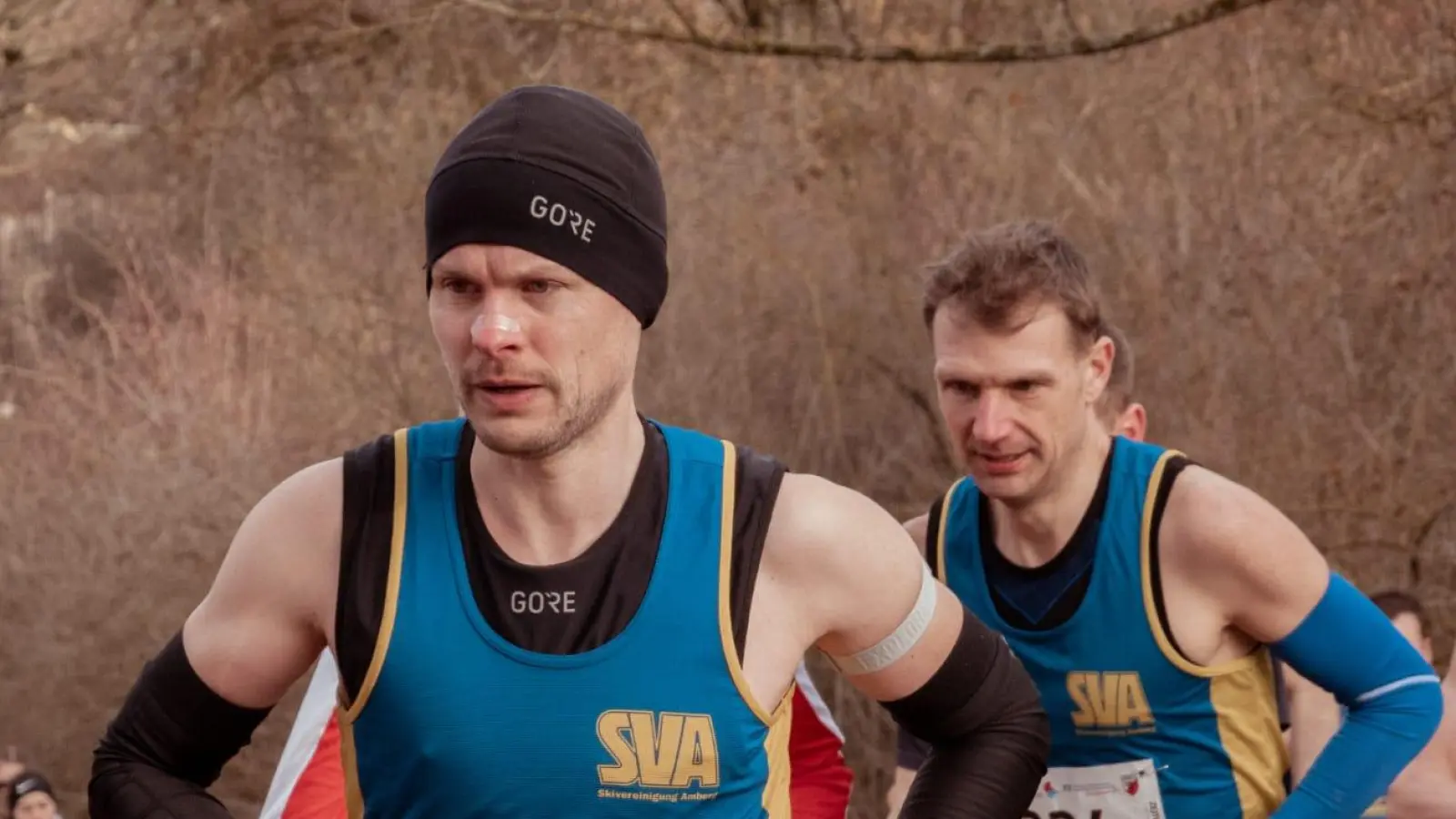 Markus Bergler vor Michael Lang auf der Strecke  (Bild: Anton Graml)