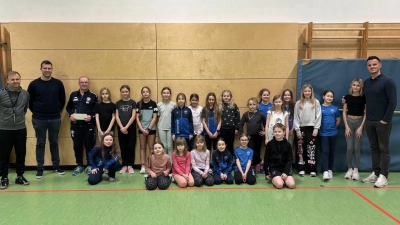 Nach der Abrechnung der Einnahmen aus der Faschingsbar erhielten unter anderem die Kinder der Laufsparte von der Freien Wähler Gemeinschaft Ebermannsdorf (2.v.l. Simon Wendl, re, Fabian Jäger) einen Anteil für die Vereinskasse. Die Trainer der Kinder dankten sehr dafür. Links Christian Meyer, 3. von links Georg Roth.  (Bild: Wendl Christine wec)