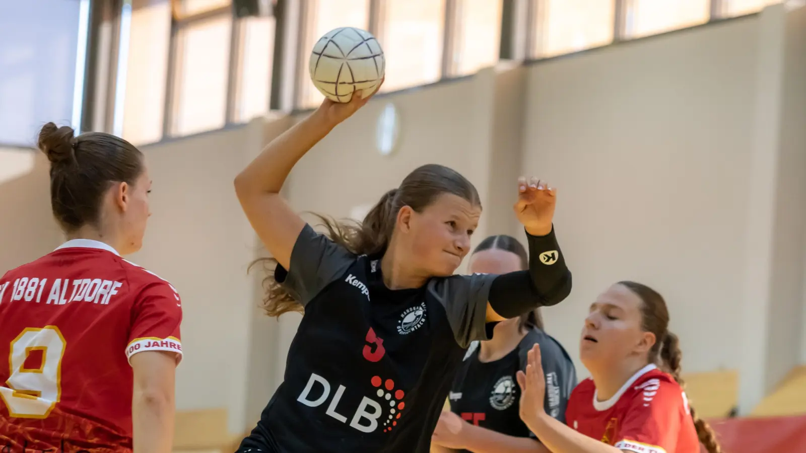 Lea Zimmet (hier im Spiel gegen den TV Altdorf) steuerte drei Tore zum 24:24 der HV-Damen gegen den ESV 27 Regensburg III bei. (Bild: Jessica Pflug)