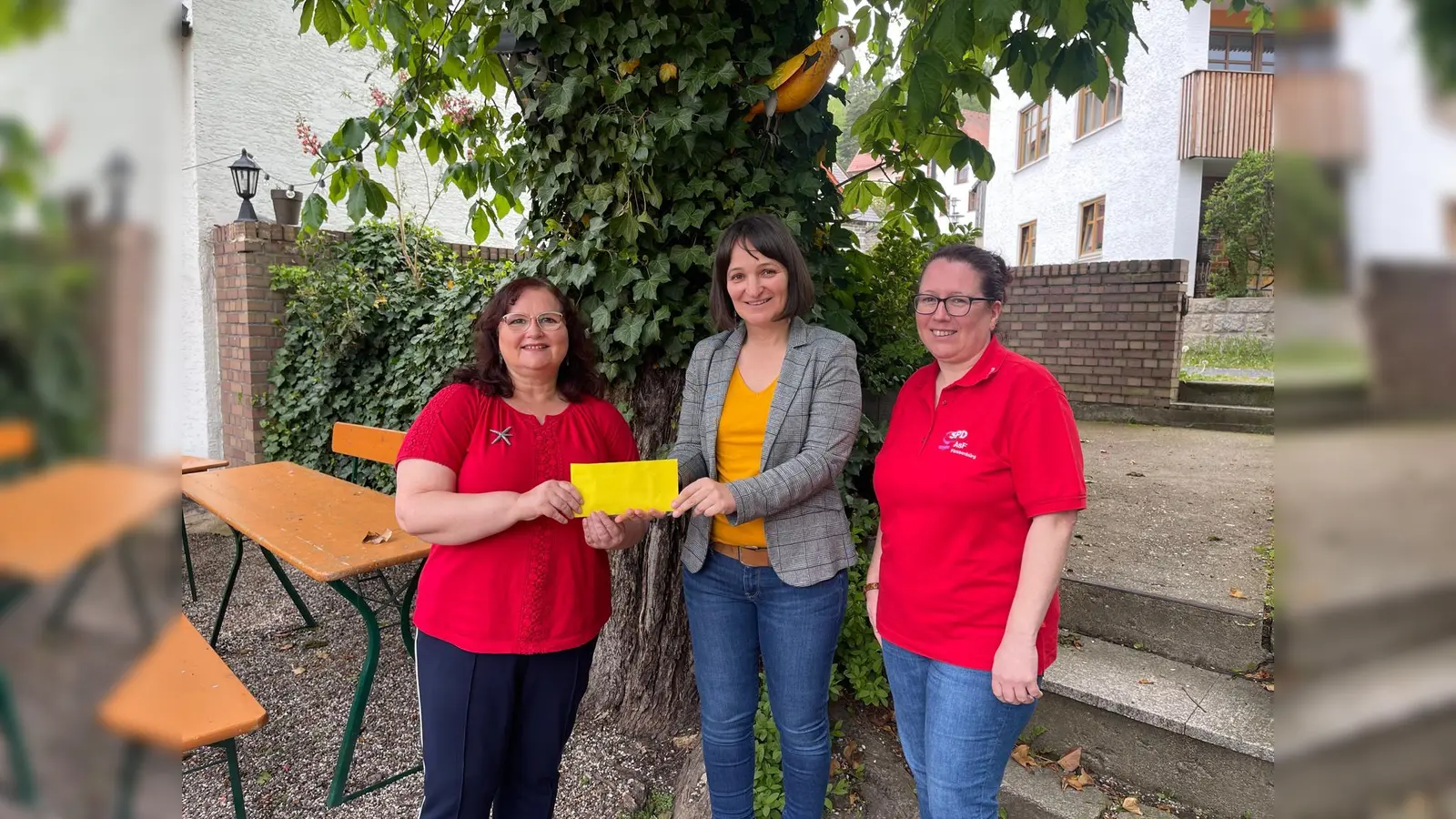 Übergabe des Erlös 2024 durch die Vorstandschaft der SPD Frauen an das Frauenhaus Weiden (Bild: Pamela Wünsche)