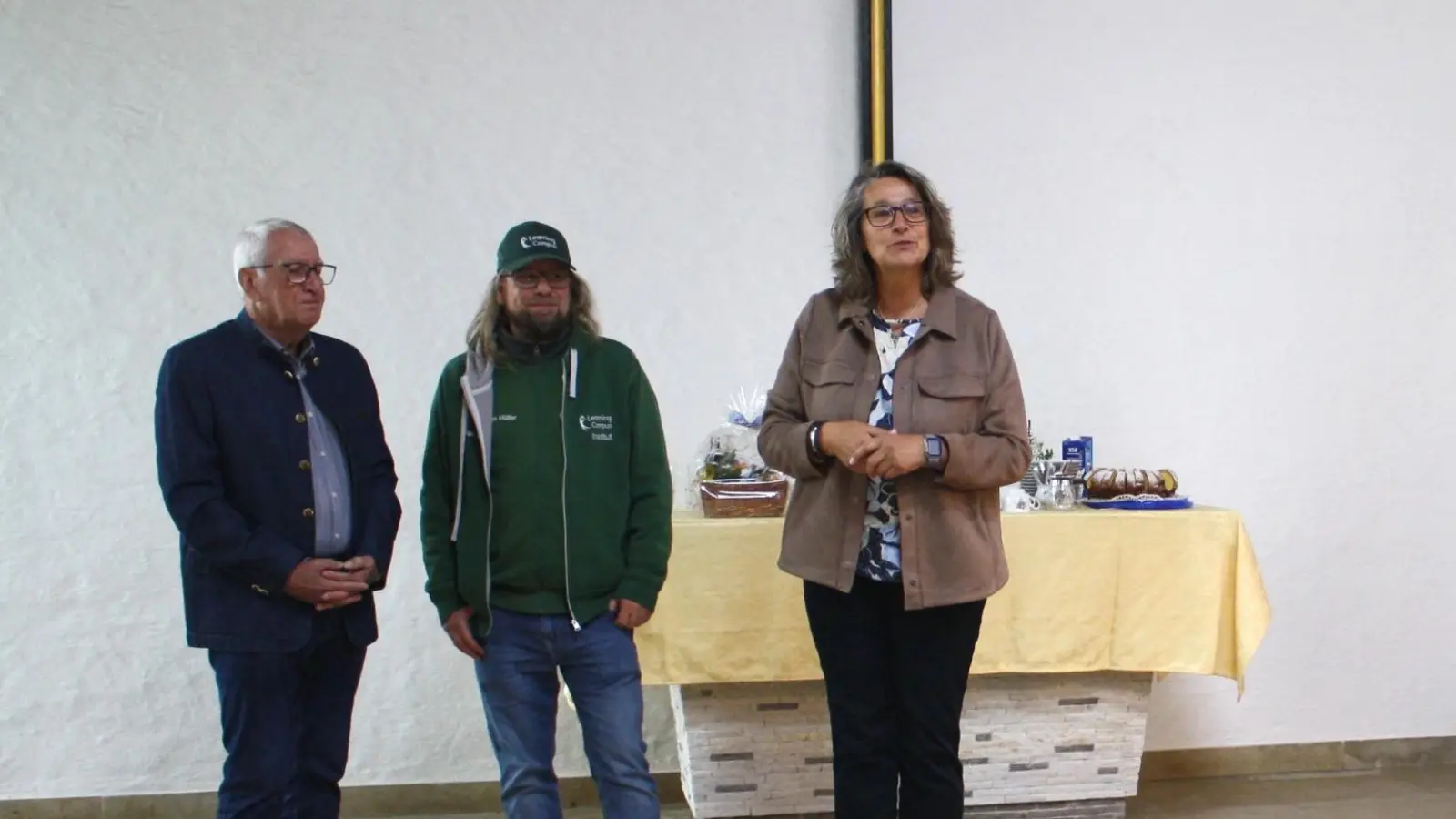 Bürgermeisterin Carmen Pepiuk und „Learning Campus”-Geschäftsführer Stephan Müller eröffneten die Aussellung „Hier wirds wild” in der Trabitzer Pauluskirche („Entdeckerkirche”) mit Naturfotografien von Günter Klein (links). Mit dabei waren auch Kinder der Trabitzer Kita, Vertreter von Fotografenvereinigungen sowie Trabitzer Freunde und Bekannte Kleins. (Bild: Dr. Bernhard Piegsa)