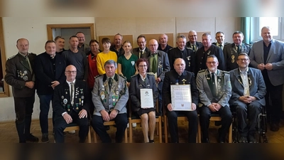 Die geehrten Mitglieder mit Gauschützenmeister Werner Wendl (1.v.l.), OSB-Vizepräsident Josef Diertl (2.v.l.), 1. Bürgermeister Uwe König (6.v.l.) und Landrat Richard Reisinger (1.v.r.). (Bild: Christian Beyer)