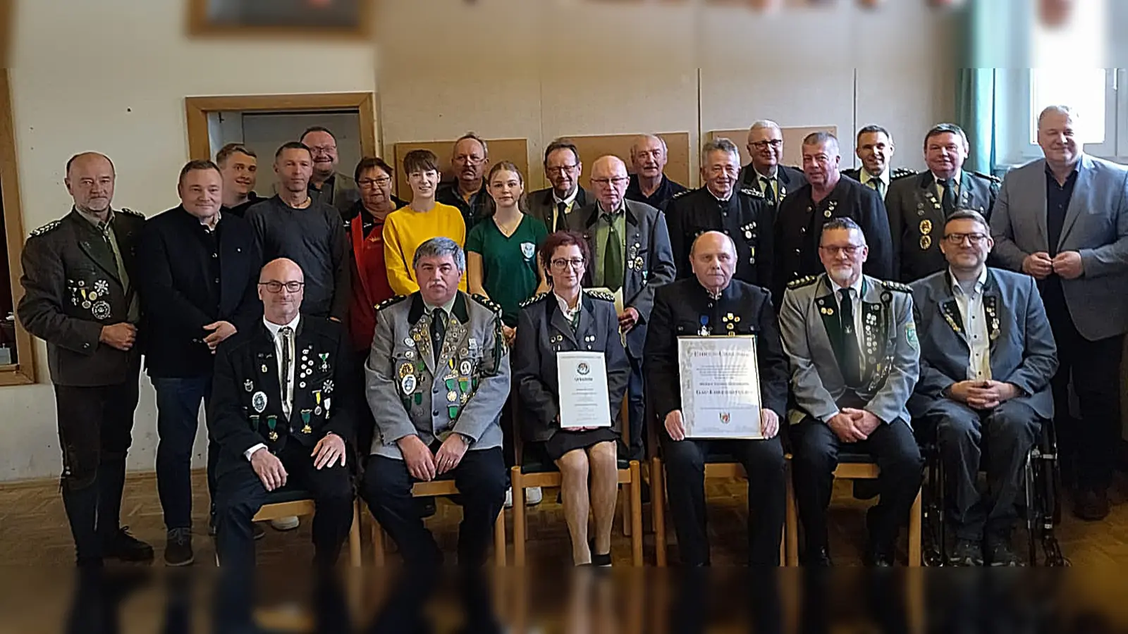 Die geehrten Mitglieder mit Gauschützenmeister Werner Wendl (1.v.l.), OSB-Vizepräsident Josef Diertl (2.v.l.), 1. Bürgermeister Uwe König (6.v.l.) und Landrat Richard Reisinger (1.v.r.). (Bild: Christian Beyer)