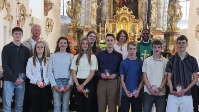 Hinten von links PGR-Sprecher Robert Bauer, Kirchenpflegerin Gabi Hawranek und Pfarrer Julius Johnrose mit den Fahranfängern (Bild: Robert Bauer)