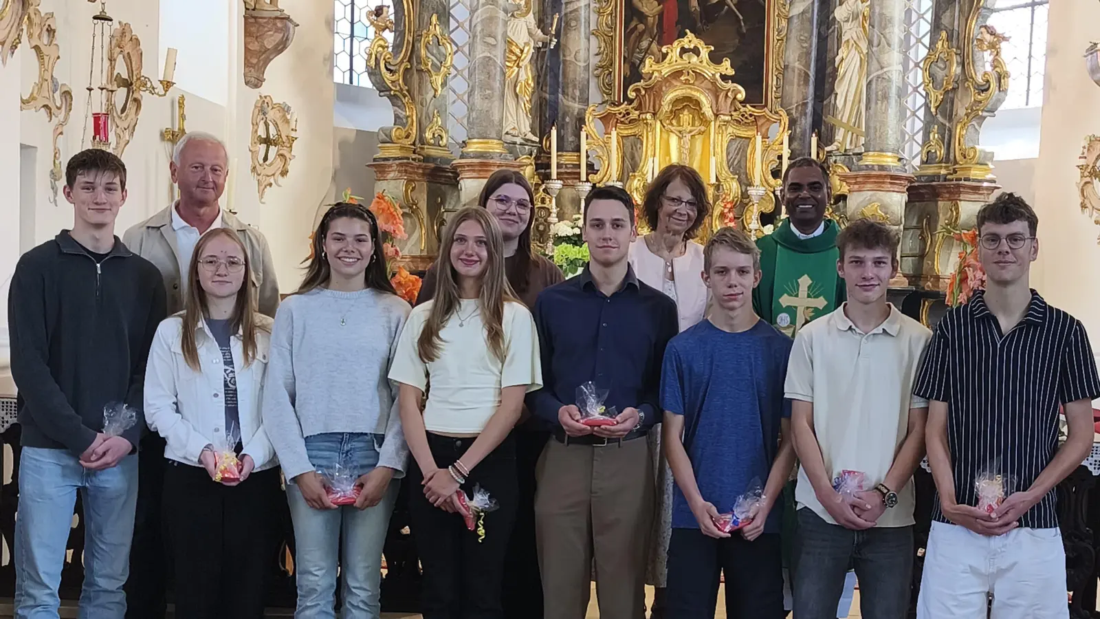 Hinten von links PGR-Sprecher Robert Bauer, Kirchenpflegerin Gabi Hawranek und Pfarrer Julius Johnrose mit den Fahranfängern (Bild: Robert Bauer)
