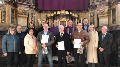 Auch die neuen Mitglieder der Kirchenverwaltung dankten zusammen mit Pfarrer, Diakon und Pfarrgemeinderatssprecherin Brigitta Heidlinger den drei ausgeschiedenen Mitglieder der Kirchenverwaltung Markus Heidlinger, Georg Münch und Franz-Josef Rauch, (v. li. n.re.) die vom Bischof Urkunden erhalten hatten.  (Bild: Marianne Moosburger)