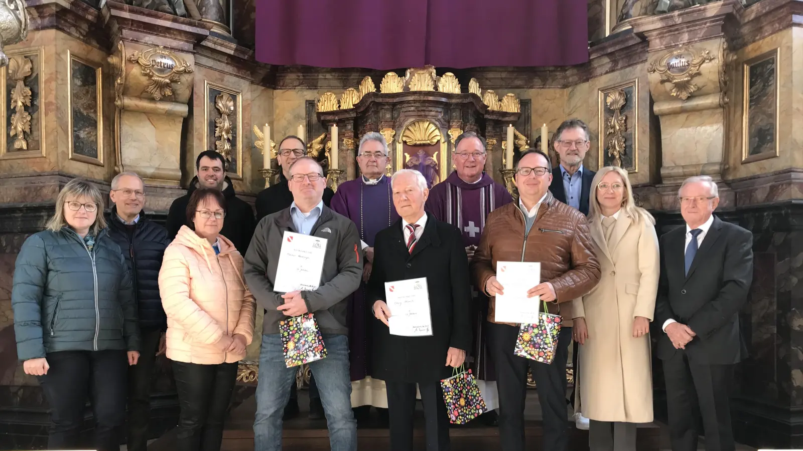 Auch die neuen Mitglieder der Kirchenverwaltung dankten zusammen mit Pfarrer, Diakon und Pfarrgemeinderatssprecherin Brigitta Heidlinger den drei ausgeschiedenen Mitglieder der Kirchenverwaltung Markus Heidlinger, Georg Münch und Franz-Josef Rauch, (v. li. n.re.) die vom Bischof Urkunden erhalten hatten.  (Bild: Marianne Moosburger)