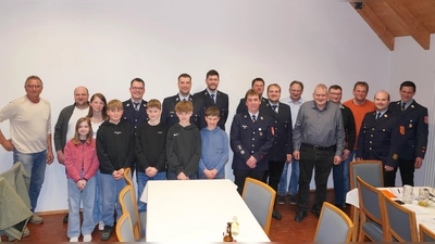 Die Feuerwehr Lennesrieth ehrt bei der Jahreshauptversammlung am Albersriether Dorftreff langjährige Mitglieder und nimmt neue Mitglieder in die Wehr auf.  (Bild: Franz Völkl )