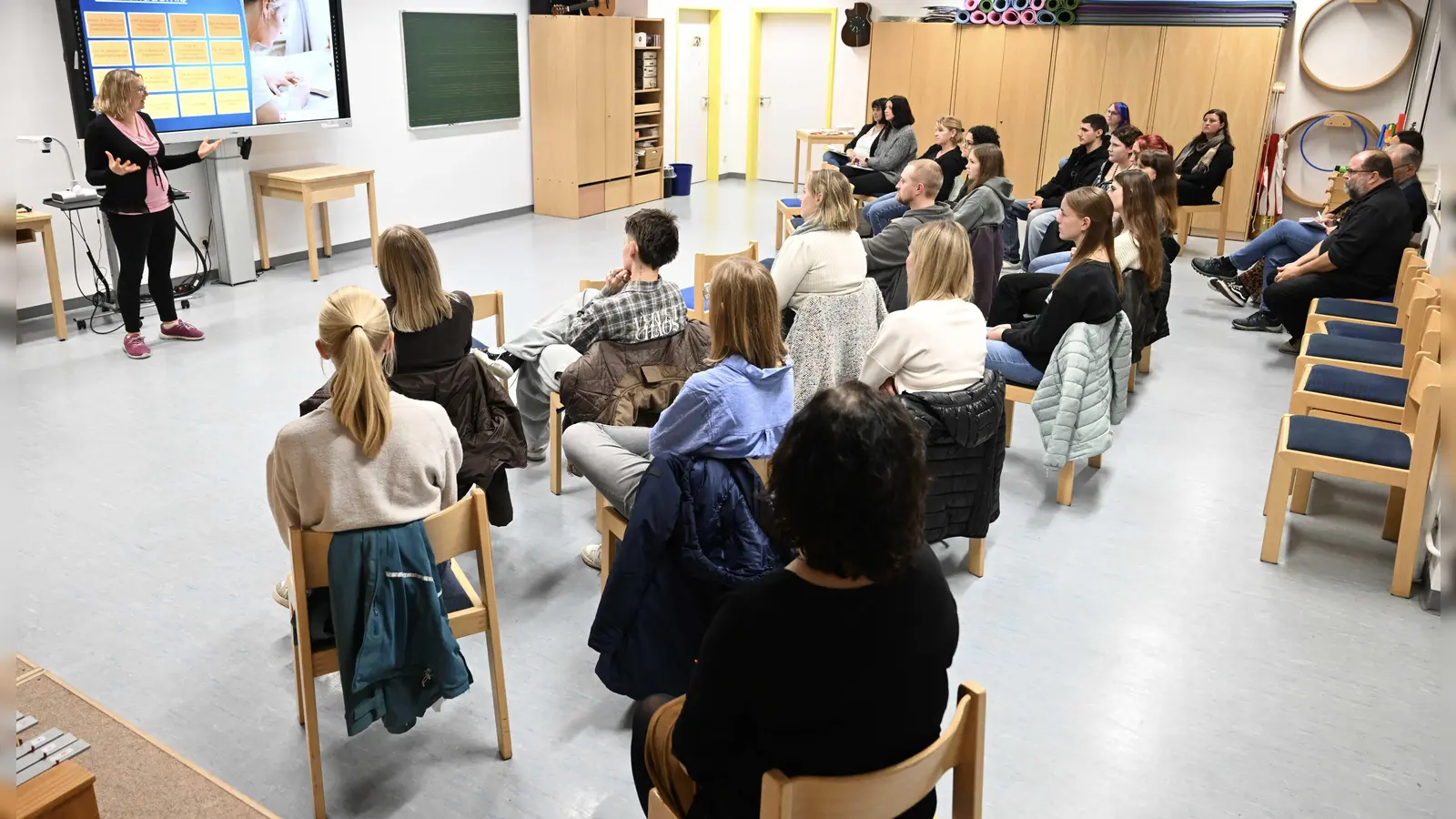 Dr. Barbara Neuber, Leiterin der Caritas Fachakademie für Sozialpädagogik in Weiden, erläuterte beim Infoabend zahlreichen Interessierten die Ausbildungsmöglichkeiten zum Erzieherberuf (Bild: Hans-Christian  Wagner)