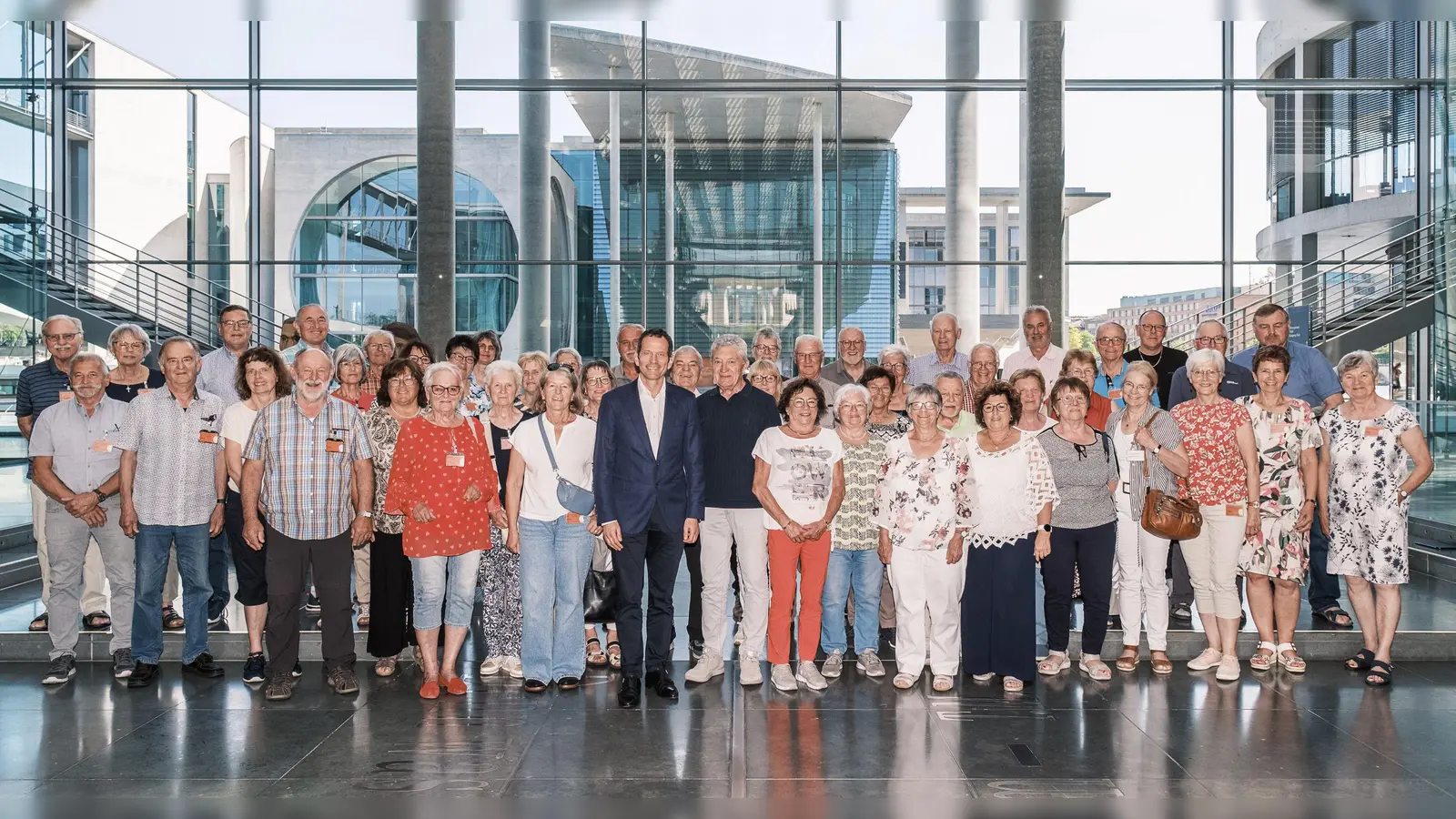 Die Reisegruppe der SEN-Union im Paul Löbe-Haus mit MdB Albert Rupprecht und Kreisvorsitzendem Herbert Rudolph (vorne Mitte) (Bild: Bundesregierung/StadtLandMensch-Fotografie)