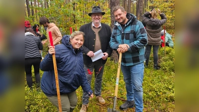 Oberbürgermeister Andreas Feller (Mitte) unterstützte die jungen Familien bei der Baumpflanzaktion. (Bild: Lara Schmaus)