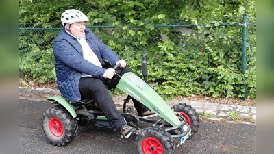 Bürgermeister Bernhard Schmidt trat beim BobbyCar-Rennen des Kindergartens in der Kategorie „Erwachsene Jubiläumsgäste” an. (Bild: Stefanie Unterburger)