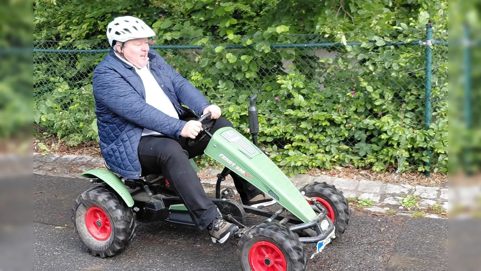 Bürgermeister Bernhard Schmidt trat beim BobbyCar-Rennen des Kindergartens in der Kategorie „Erwachsene Jubiläumsgäste” an. (Bild: Stefanie Unterburger)