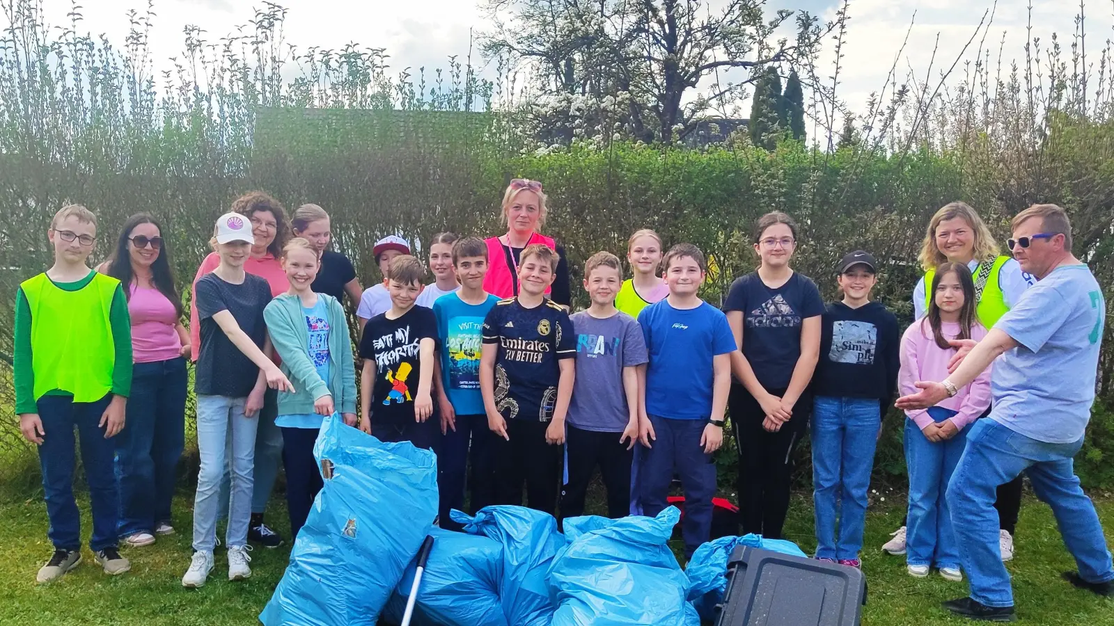 Firmkinder Schwarzenfeld engagieren sich beim Ramadama Cleanup. (Bild: Markus Seefeld)