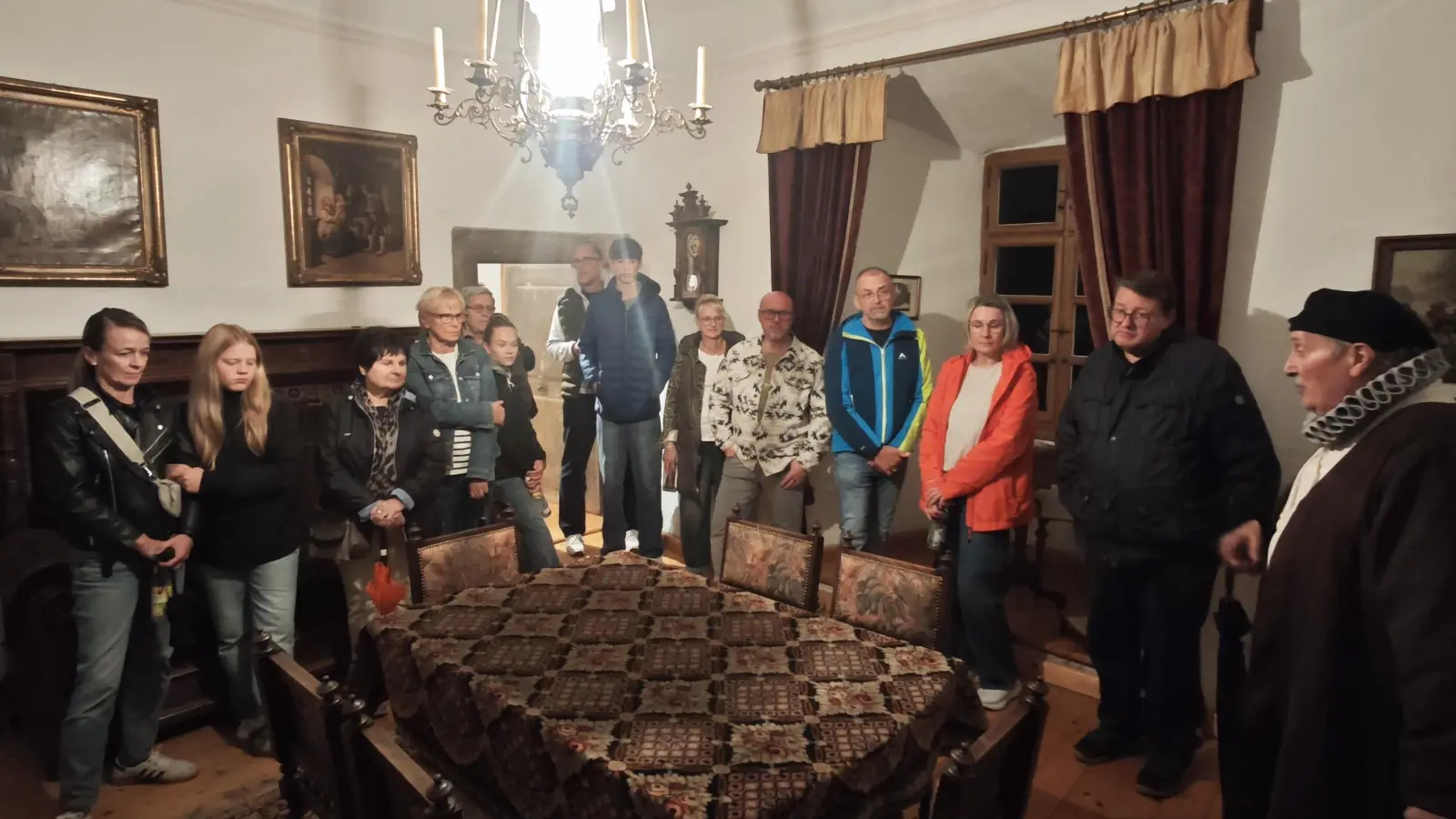 Im Zimmer des Pflegers im Schloss Burgtreswitz berichtet Peter Franz als Burgführer über spannende Erzählungen (Bild: Sandra Liegl)