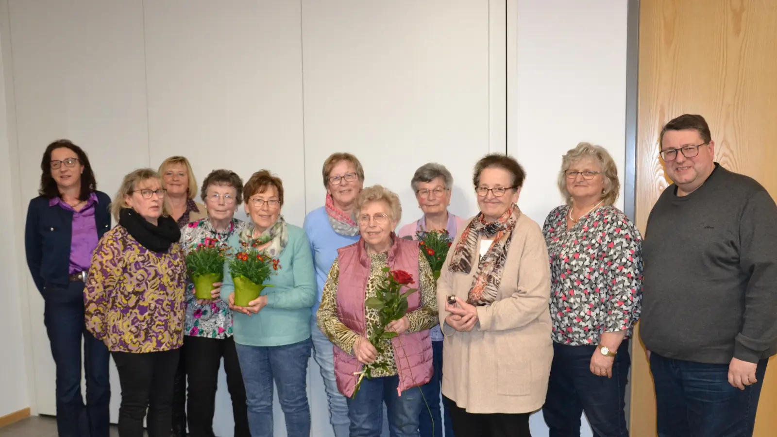 Der Frauenbund ehrte langjährige Mitglieder. Dazu gratulierten die Vorsitzenden Angelika Hierold und Maria Bäumler sowie Diözesanvorsitzende Martha Bauer (von links) sowie Pfarrer Udo Klösel und dritte Vorsitzende Maria Bayer-Schmid (von rechts).  (Bild: Peter Garreiss)