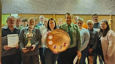 Die Vereinsbesten stellten sich mit den weiteren Preisträger zum Erinnerungsfoto. V. links Hermann Baier und Martin Dietl mit dem Pokal für die „Alten Fünfer, Corinna Ebnet mit der Königsscheibe und Heltmut Werner, 1. Schützenmeister, der die Trophäe übergab.  (Bild: Kerstin Wild)
