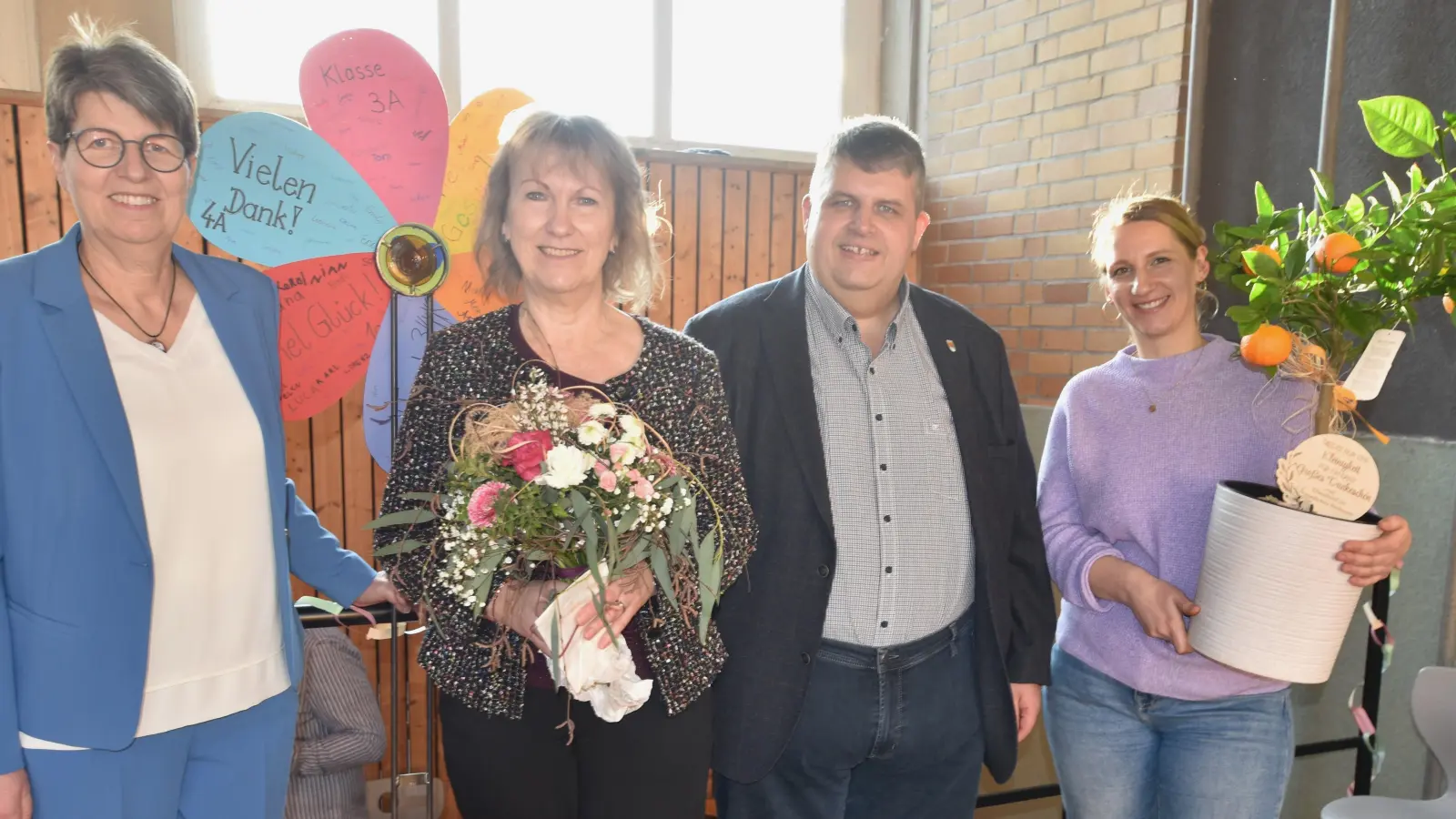bei der Verabschiedung, im Rahmen der Einweihung der Offenen Ganztagsschule an der Grundschule Illschwang (von links): Rektorin Gabi Pirner, Schulverbandsvorsitzende Brigitte Bachmann, Bürgermeister Dieter Dehling und die Vorsitzende des Elternbeirats und des Förderkreises Anika Hartmann (Bild: Norbert Weis)