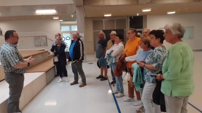 Rektor Holger König begrüßt die Besucher: innen in der Aula (Bild: Alfred Schuster)