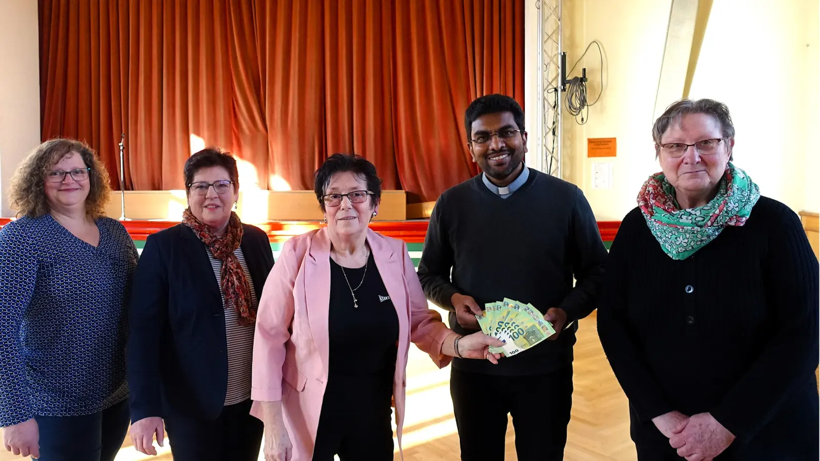 Spendenübergabe von links:Schriftführerin Judith Karwath, Rosi Bächer, 1.Vorsitzende Anna Koller, P. Joseph, 2. Vorsitzende Elke Ulrich. (Bild: Michaela Staufer)