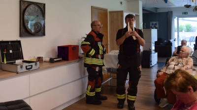 Brandschutzerzieher Josef Pflaum senior (rechts) besuchte die Tagespflegeeinrichtung „Unter'm Fahrenberg”, unterstützt wurde er von seinem Bruder Michael Pflaum (links). (Bild: Tanja Pflaum)