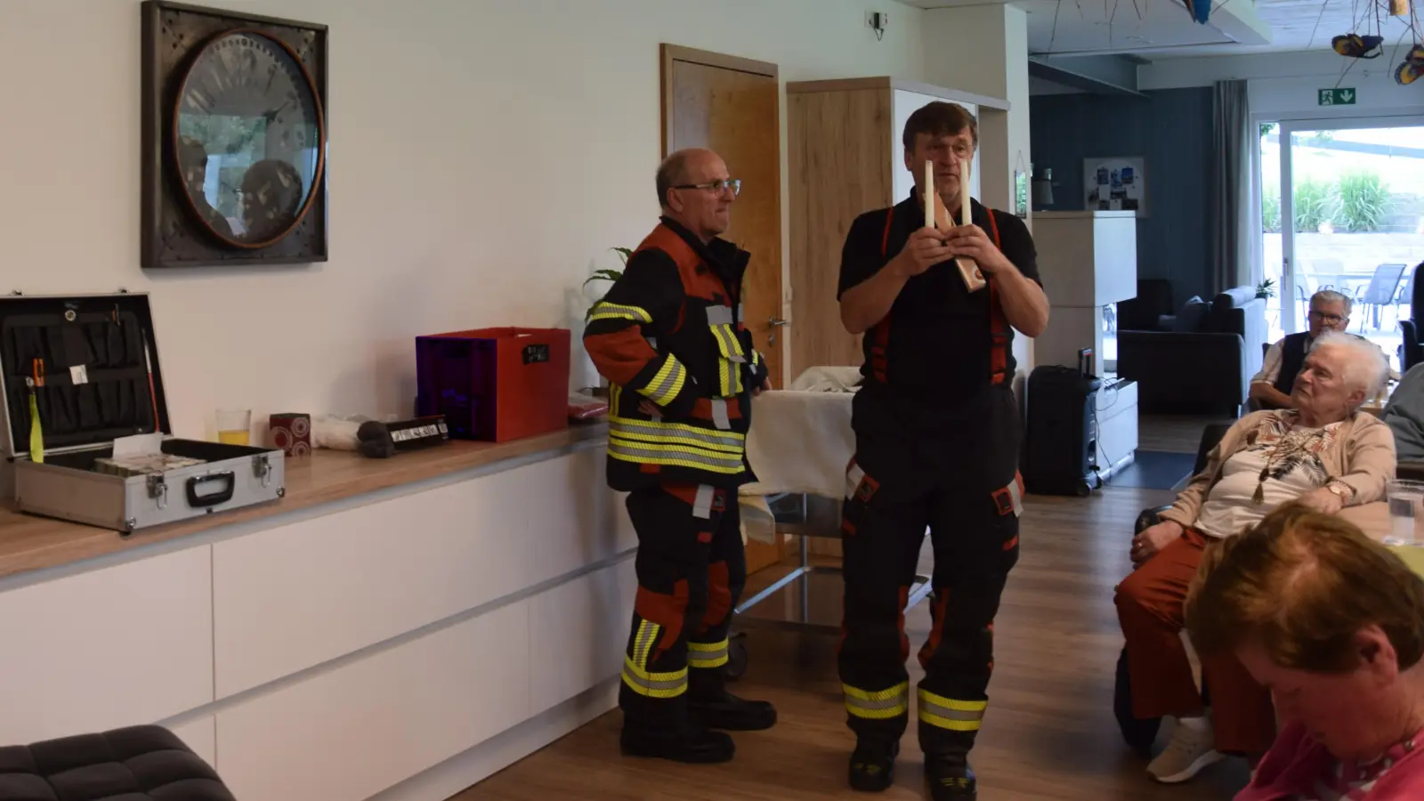 Brandschutzerzieher Josef Pflaum senior (rechts) besuchte die Tagespflegeeinrichtung „Unter'm Fahrenberg”, unterstützt wurde er von seinem Bruder Michael Pflaum (links). (Bild: Tanja Pflaum)