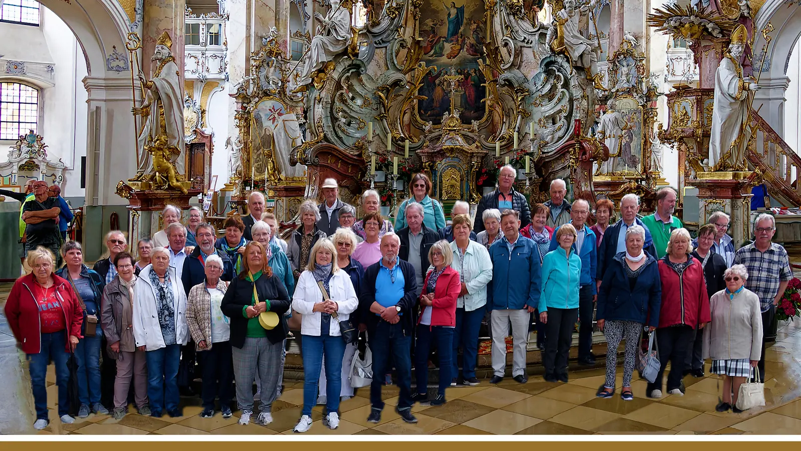 Die Reisegruppe vor dem Rokoko-Gnadenaltar von Michael Feichtmayr mit den Darstellungen der 14 hlg. Nothelfer (Bild: Rainer Sollfrank)