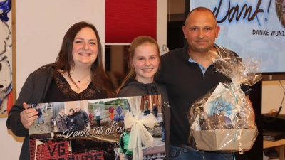 Katharina Blab und Lena Laubmann bedanken sich stellvertretend für die Vereinsgemeinschaft Pertolzhofen beim 1. Vorsitzenden Wuni Zwack für seinen unermüdlichen Einszatz. (Bild: Thomas Fink)