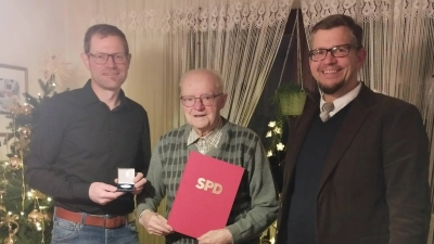 Hans Kirsch erhält die Willy-Brandt-Medaille aus den Händen von Dominik Brütting und Jan Wiltsch. (Bild: Annemarie Kirsch)