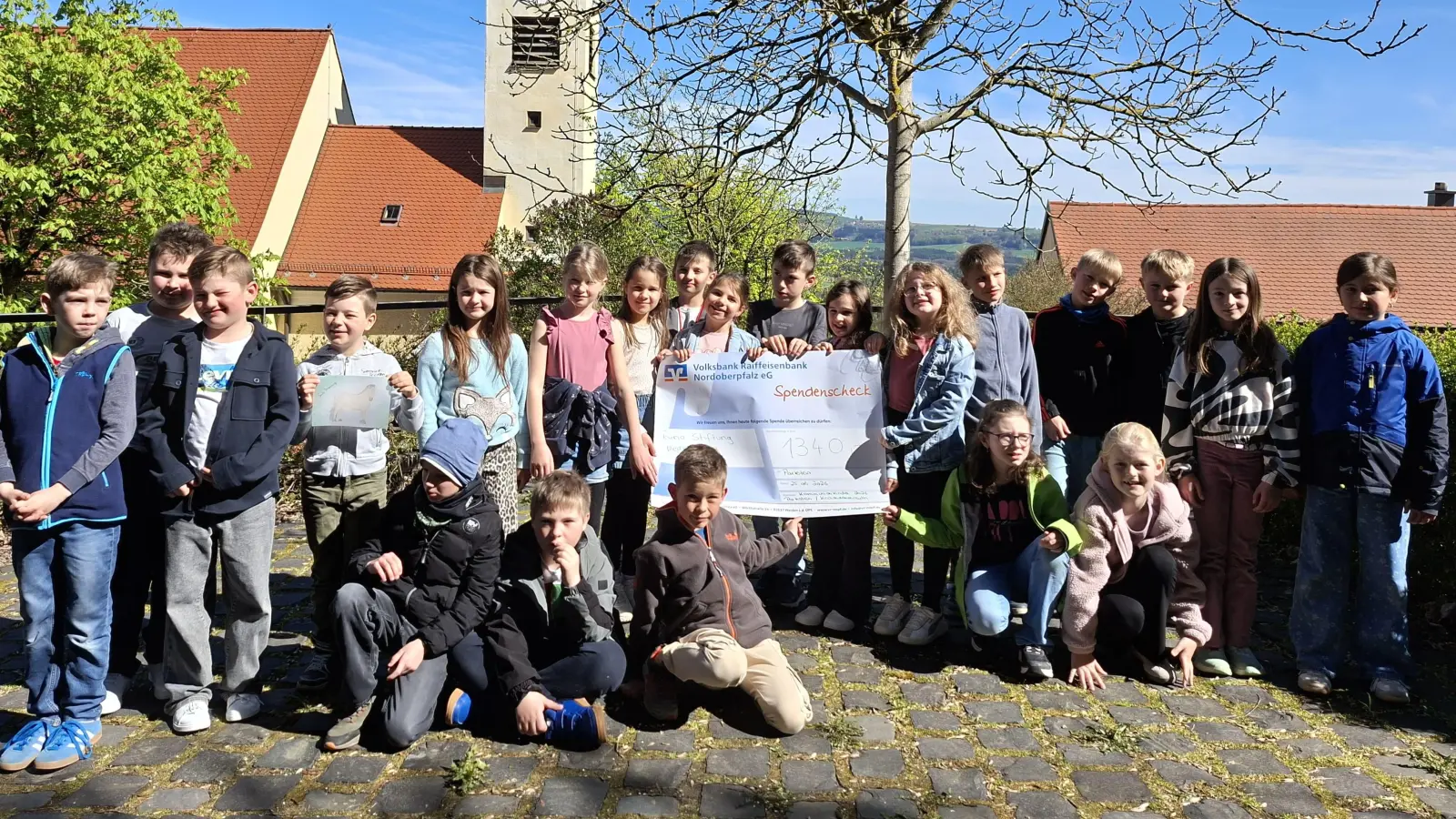 Spendenübergabe der Erstkommunionkinder vor der kath. Kirche. (Bild: Johanna Gleißner)