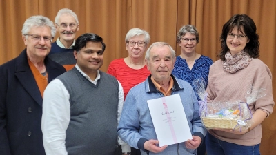 Das Bild zeigt (von links) Bürgermeister Wolfgang Braun, Willi Greger, Präses Pfarrer Martin, Karin Ernstberger, Manfred Schultes, Michaela Staufer und Bettina Stock. (Bild: Bettina Stock)