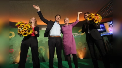 Winke, winke: Nach dem Abschied von Ludwig Hartmann (Zweiter von links) aus der Grünen-Doppelspitze ist nun Katharina Schulze (Zweite von rechts) die alleinige Fraktionschefin der Landtagsgrünen. Damit verschieben sich aber auch die regionalen Gewichte. (Archivbild: Karl-Josef Hildenbrand)