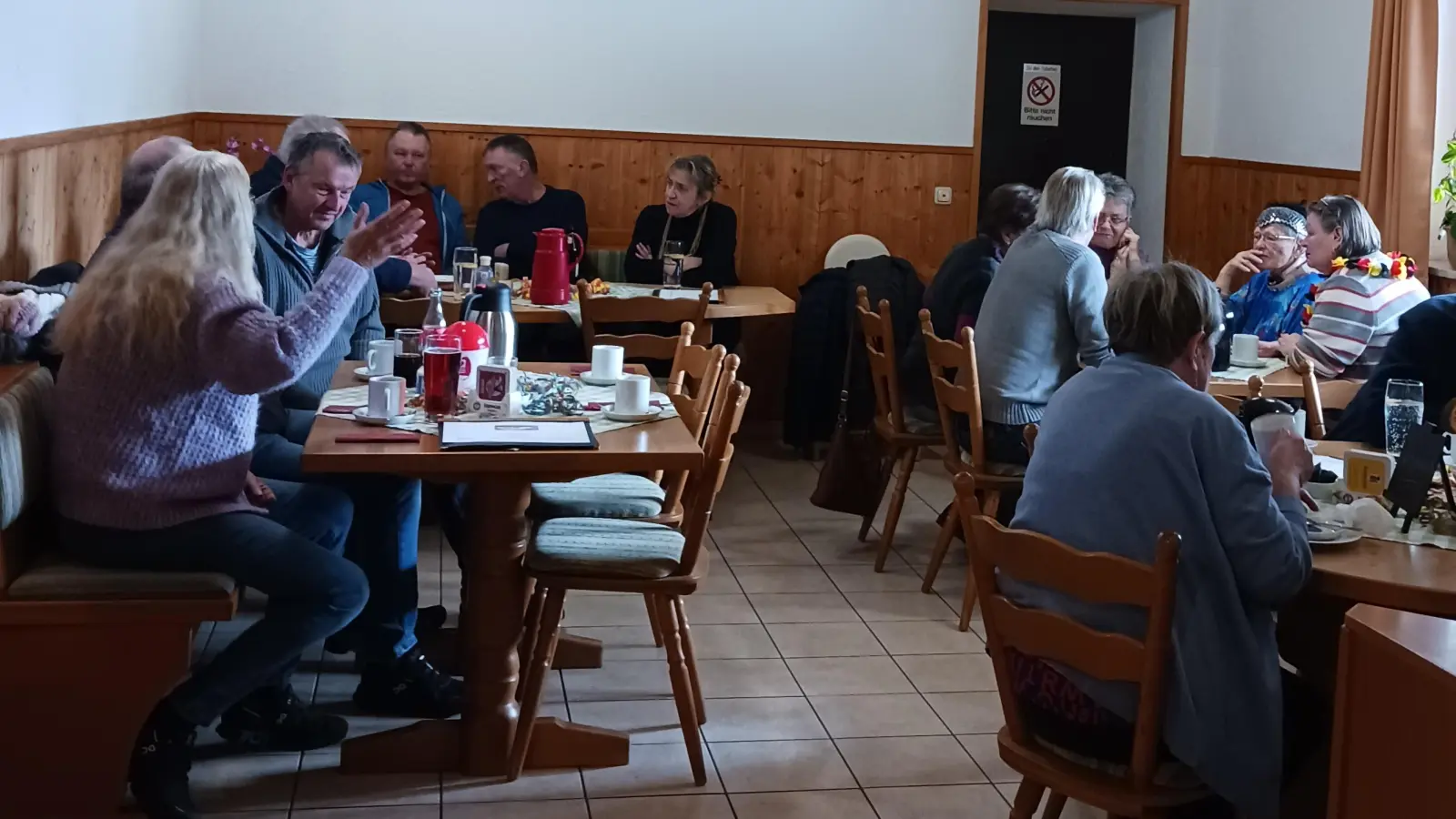 Besucher des Faschingskaffees (Bild: Sandra Helgert)