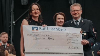 Grit Mediger und Anja Schricker (vorne, von links) freuen sich über eine großzügige Spende der Feuerwehr Hannersgrün und anderer befreundeter Vereine. (Bild: Amy Wudy)