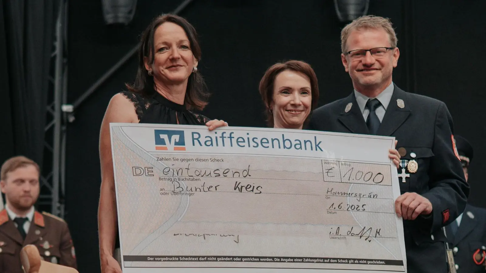 Grit Mediger und Anja Schricker (vorne, von links) freuen sich über eine großzügige Spende der Feuerwehr Hannersgrün und anderer befreundeter Vereine. (Bild: Amy Wudy)