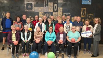 Unser Bild zeigt die TV Sen. Sportgruppe „aktiv und fit bleiben”, die stellvertretende BTV Bezirksvorsitzende Steffi Franckenstein bei der Überreichung der Auszeichnung an Übungsleiterin Monika Kalb, sowie den 3. Vorstand Peter Haas. (Bild: Georg Pösl)