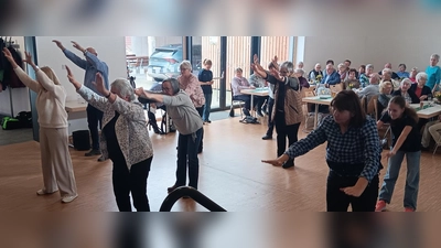 Unter Anleitung der Karateabteilung des SV Störnstein versuchten sich die Teilnehmer im Qi Gong (Bild: Johann Völkl)