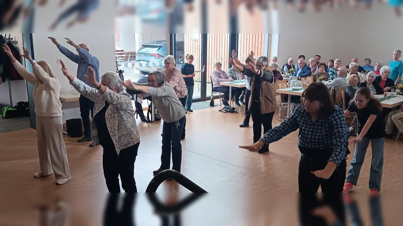 Unter Anleitung der Karateabteilung des SV Störnstein versuchten sich die Teilnehmer im Qi Gong (Bild: Johann Völkl)