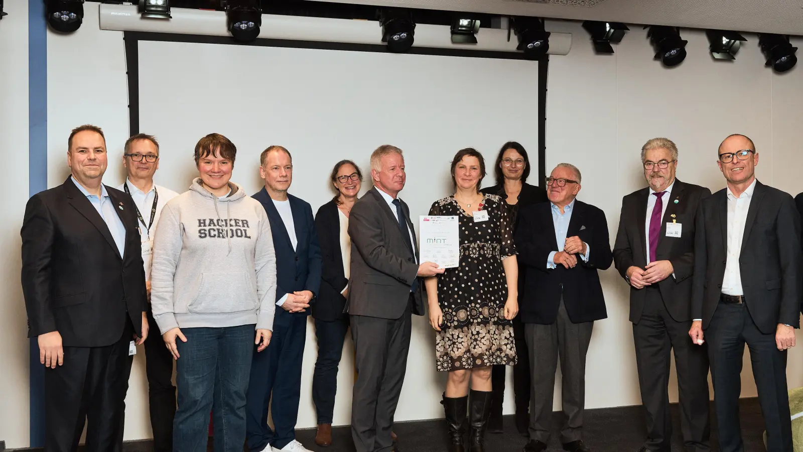  Die Überreichung der Urkunde in München  (Bild: Fabian Vogl)