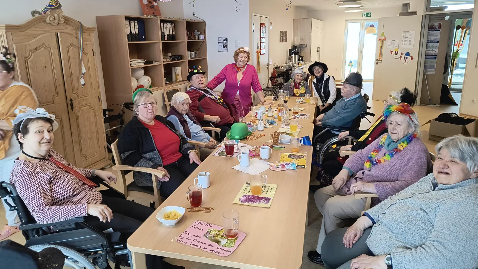 Lustiges Treiben herrschte auch in der BRK-Tagespflegestation mit Leiterin Karin Soukup.  (Bild: Nikolaus Scherr)
